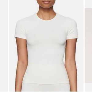NWT SKIMS SOFT SMOOTHING SEAMLESS T-SHIRT IN MARBLE S